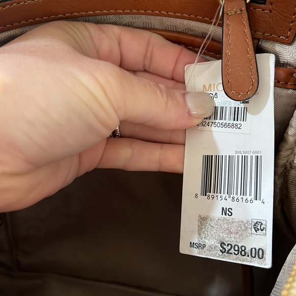 Like New with Tags MICHAEL MICHAEL KORS
Rhea Medium Logo backpack - Picture 7 of 9